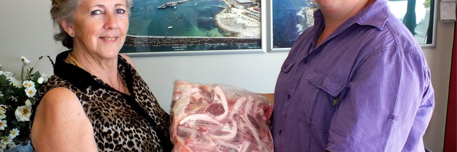 Links ontvang Marlene Uys van Franskraal haar lam van Christa Langenhoven, wat dit ten bate van haar dogter, Christien, se Akademiese Prestasietoer na Amerika uitgeloot het.